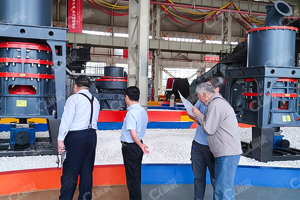 江蘇李總來(lái)廠(chǎng)考察玻璃HGM80A-超細(xì)磨粉設(shè)備